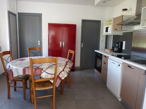 Fridge, microwave, oven, stovetop - PAX HOUSE - at the lake Hourtin - 6 beds (Hourtin)