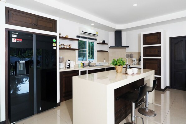 Kühlschrank, Mikrowelle, Kochgeschirr/Geschirr/Besteck