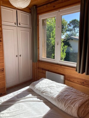2 bedrooms, iron/ironing board, WiFi