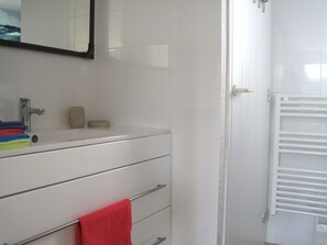 Dusche, Haartrockner, Toilettenpapier