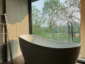 デラックス ルーム 浴槽 ガーデンビュー | 専用スパ浴槽