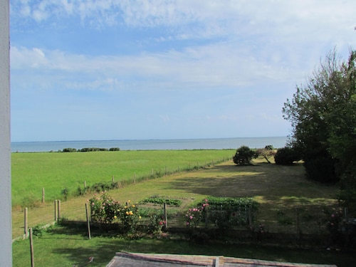 IN FRONT OF THE SEA. ALMOST PENERF ISLAND. WIRELESS.