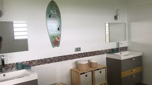 Dusche, Haartrockner, Handtücher
