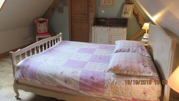 2 bedrooms, iron/ironing board, internet, bed sheets