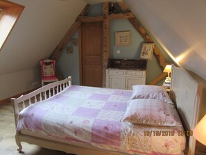 2 bedrooms, iron/ironing board, Internet, bed sheets