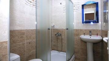 Doccia, asciugacapelli, pantofole