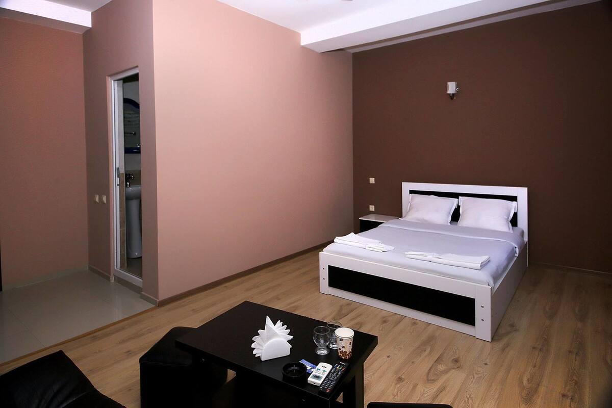 Deluxe Quadruple Room | Desk, soundproofing, iron/ironing board (on request), WiFi (free)