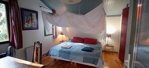 2 camere, una scrivania, ferro/asse da stiro, culla da viaggio