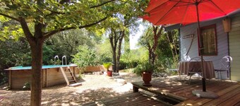 Hus alt i tre og i farger, med privat svømmebasseng og hage klassifisert ***