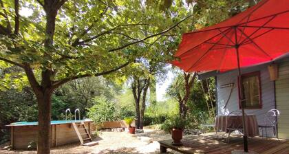 Talo kaikki puuta ja väriä, oma uima-allas ja puutarha luokiteltu ***