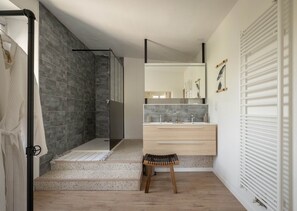Een douche,  milieuvriendelijk toiletgerief, een haardroger, handdoeken