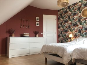 3 bedrooms, iron/ironing board, travel cot, free WiFi - Seaside house 8 people, garden, 2 volcanoes and 4 bikes (2 with baby carrier) Internet (Saint-Jean-De-La-Rivière)