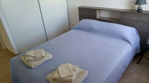 2 sovrum, resesäng och sängkläder