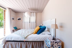 5 chambres, bureau, fer et planche à repasser, lit de bébé portatif