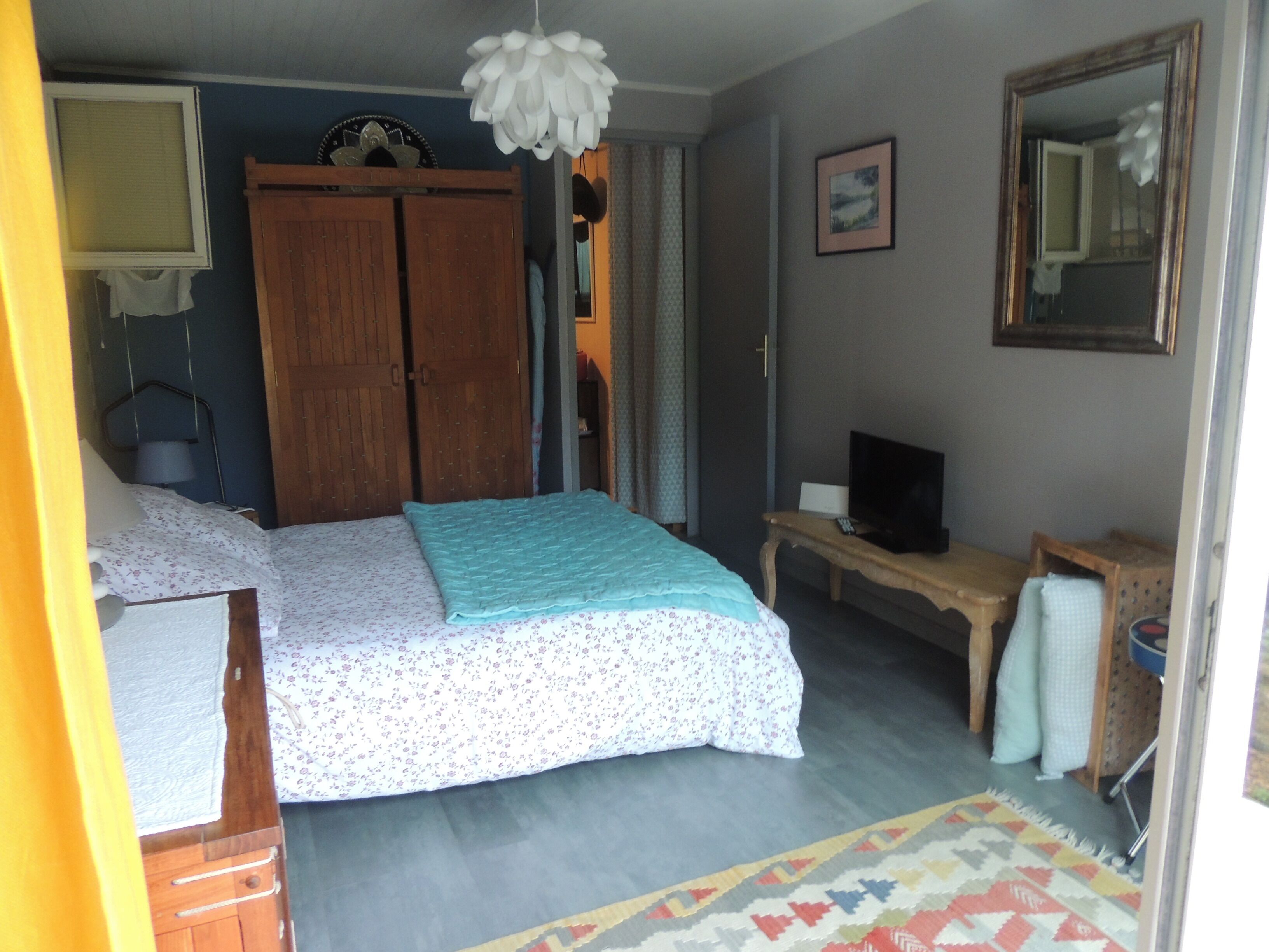 STUDIO WITH PRETTY BEDROOM, KITCHENETTE, TERRACES