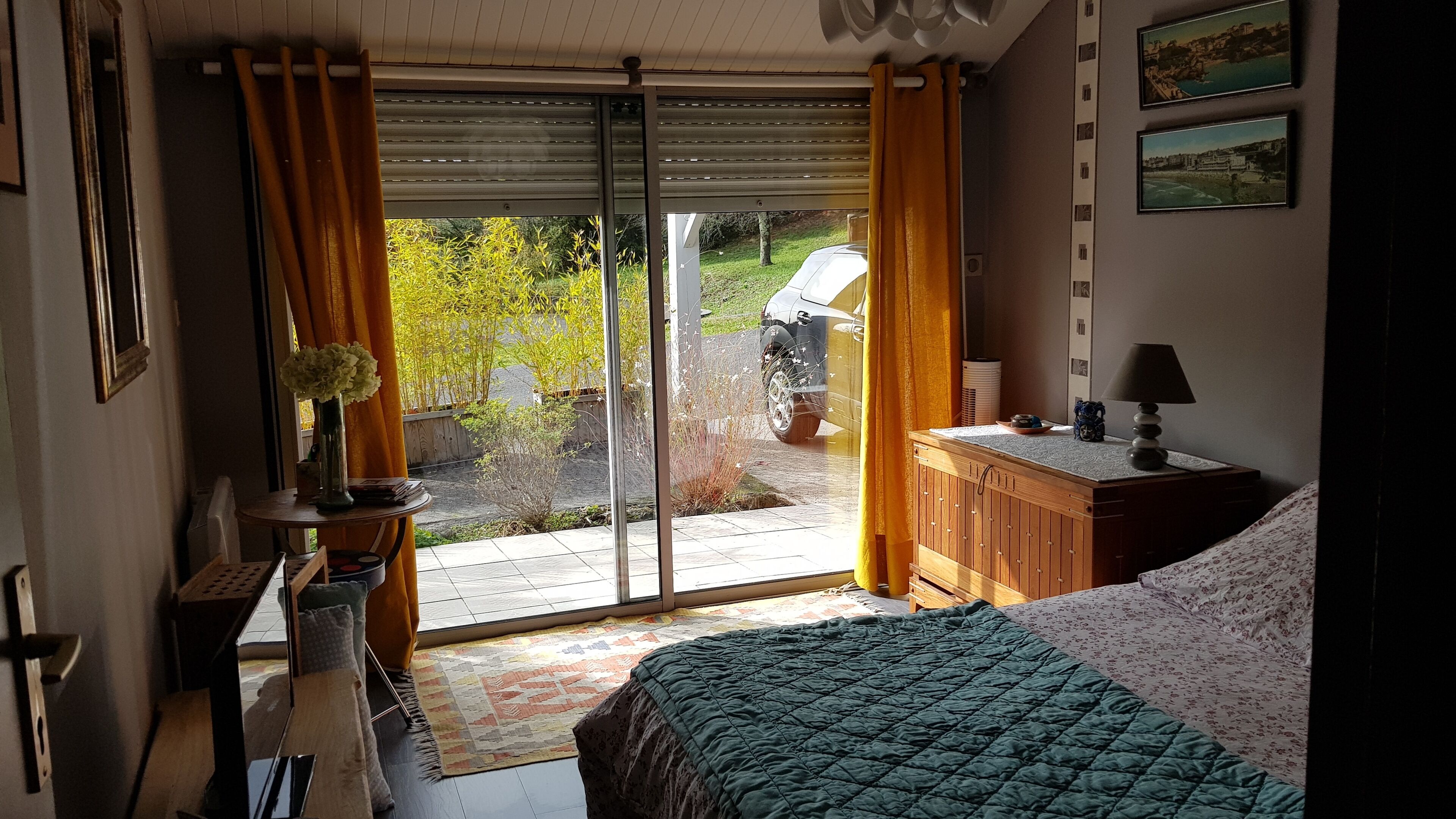 STUDIO WITH PRETTY BEDROOM, KITCHENETTE, TERRACES