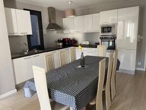 Køleskab, mikrobølgeovn, kogeplade, opvaskemaskine