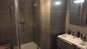 Sèche-cheveux, papier toilette
