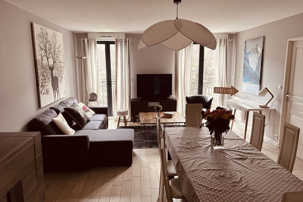 Una televisión, un reproductor de DVD