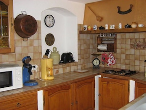 Frigorífico, microondas, horno y placa de cocina