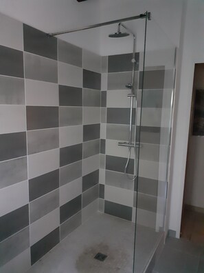Shower, hair dryer, towels, soap - old chapel saint georges (at the time of the Templars) (Le Val)