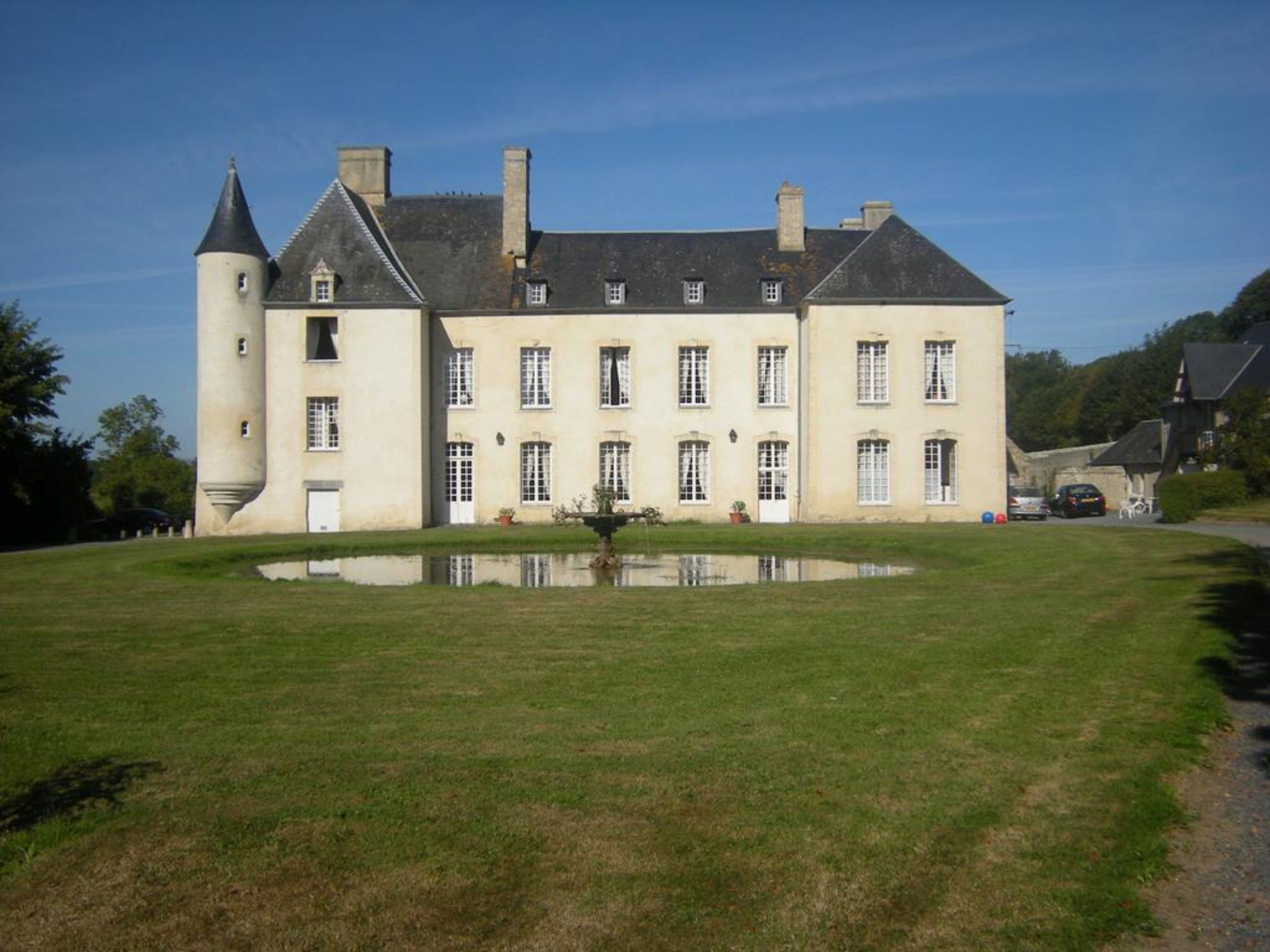 Un grand bâtiment historique doté d’une cour intérieure et d’un bassin décoratif.