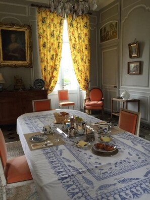 Free daily continental breakfast