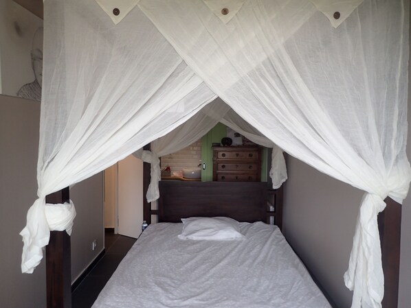 3 bedrooms, iron/ironing board, WiFi, bed sheets