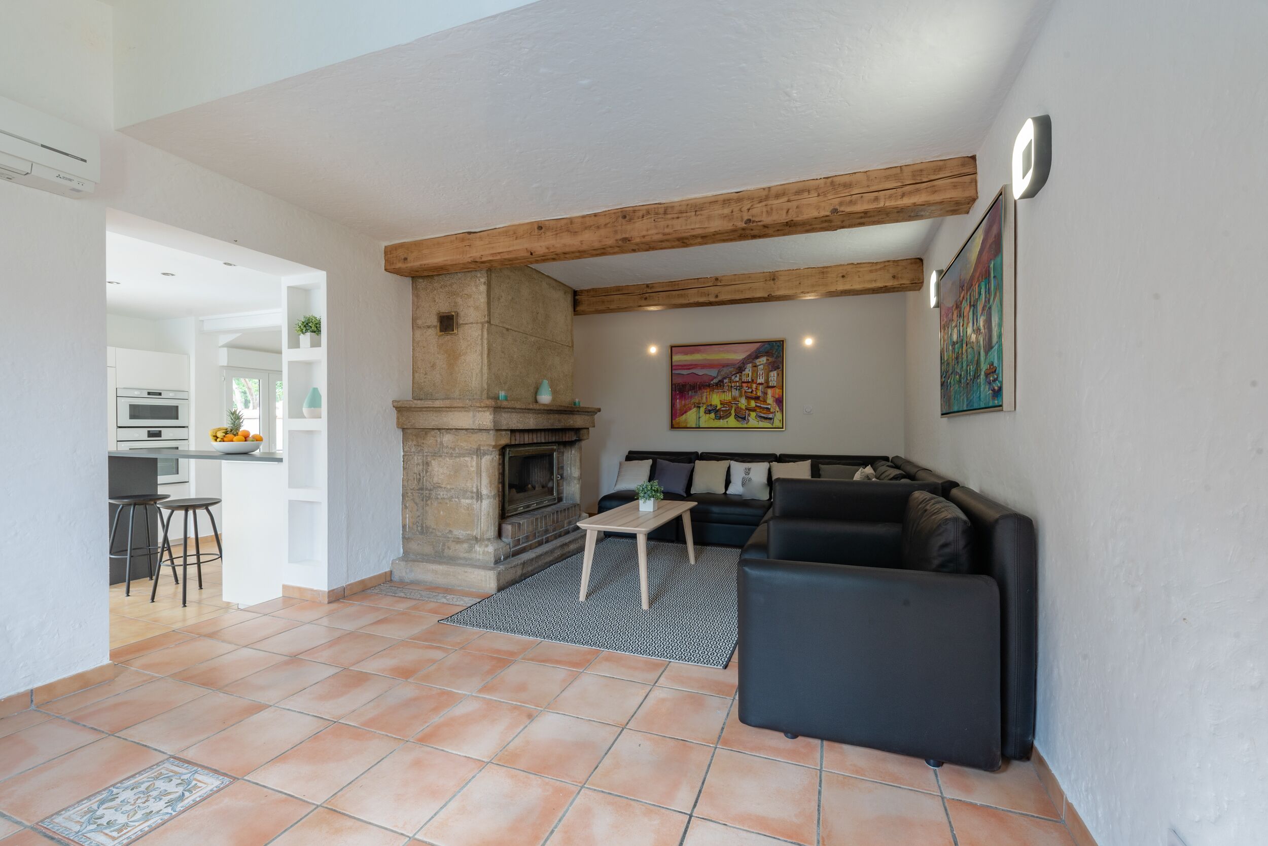 Smart TV, chimenea y libros 