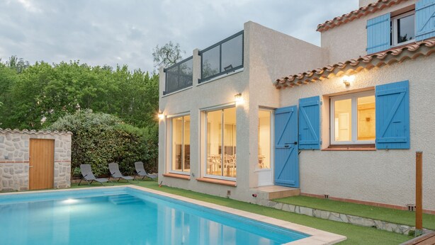 A modern house with a swimming pool, a stone structure, and a well-maintained lawn. - Villa Olivier with a private pool—10 minutes from the beach (Bompas)