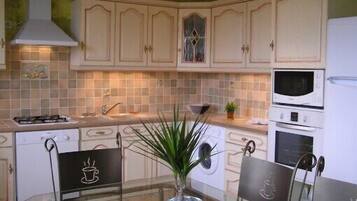 Coffee/tea maker, fridge, microwave, oven