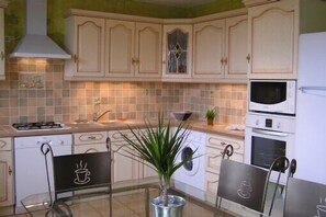 Coffee/tea maker, fridge, microwave, oven