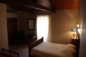 9 bedrooms, iron/ironing board, WiFi, bed sheets