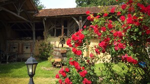 A rustic building with a stone facade, wooden beams, and a traditional thatched roof. -  ... Charming Residence in the heart of Gascony, with Jacuzzi & sauna (Estipouy)
