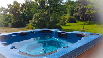Bain à remous extérieur