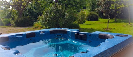 Bain à remous extérieur