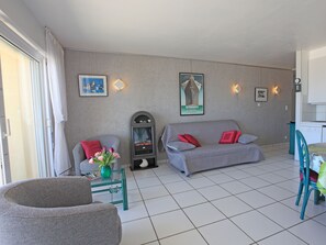 Een televisie, een dvd-speler en boeken