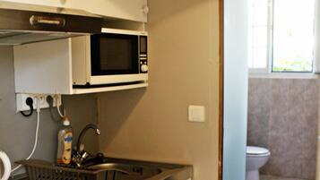 Geladeira, micro-ondas, fogĂŁo, cooktop