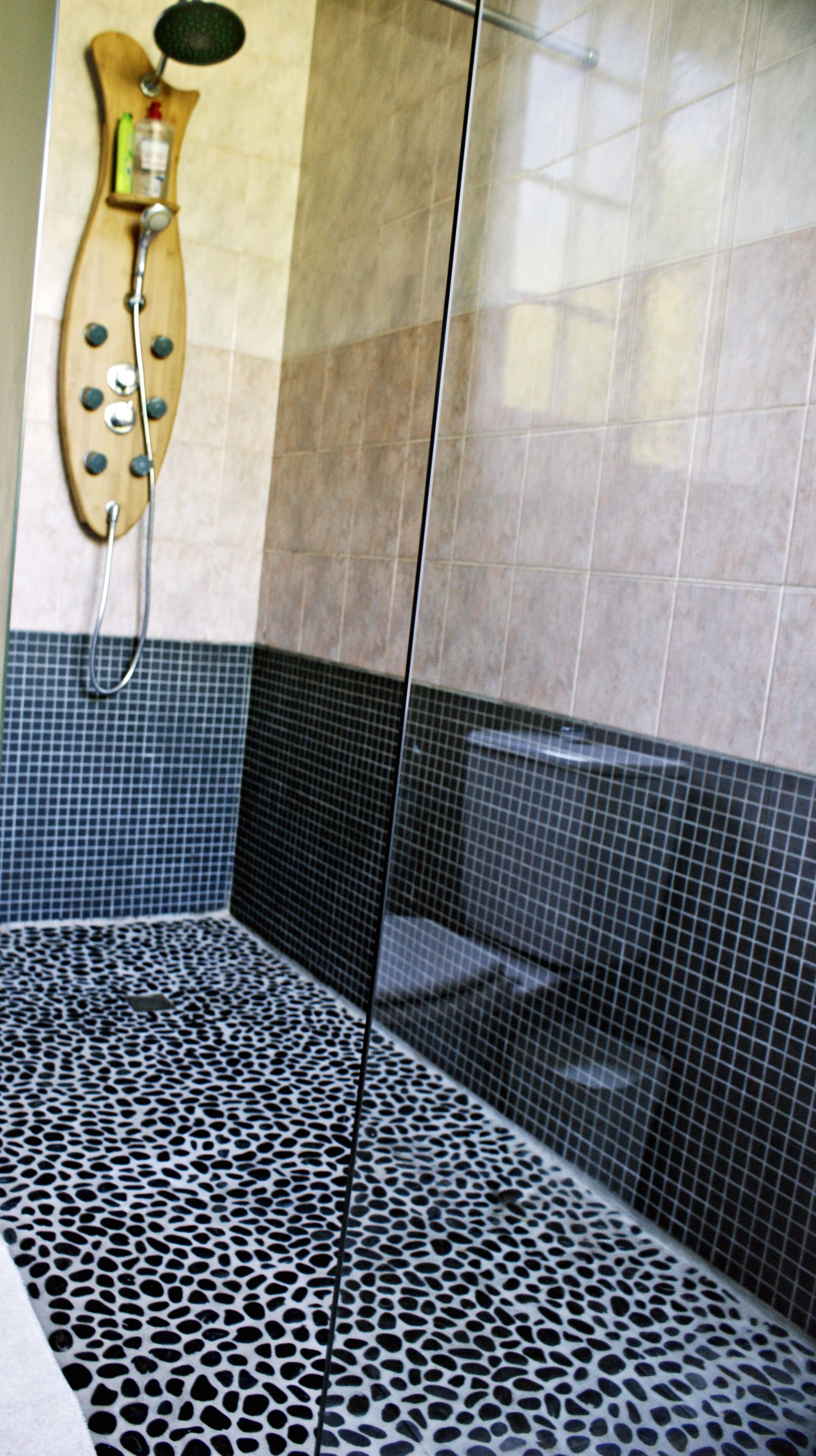 Dusche, Haartrockner, Handtücher, Toilettenpapier