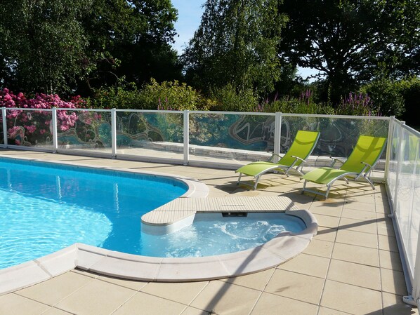 Outdoor pool, a heated pool - Gîte Rhapsody - 15 people with private pool in the countryside - Vendée (Saint-Martin-Lars-En-Sainte-Hermine)