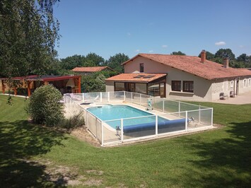 Terrain privé de 2500m2 avec piscine et grand préau avec cuisine d'été.
