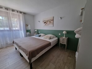 5 bedrooms, iron/ironing board, travel cot, free WiFi - Gîte Rhapsody - 15 people with private pool in the countryside - Vendée (Saint-Martin-Lars-En-Sainte-Hermine)