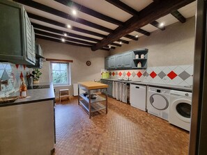 Fridge, microwave, oven, stovetop - Gîte Rhapsody - 15 people with private pool in the countryside - Vendée (Saint-Martin-Lars-En-Sainte-Hermine)