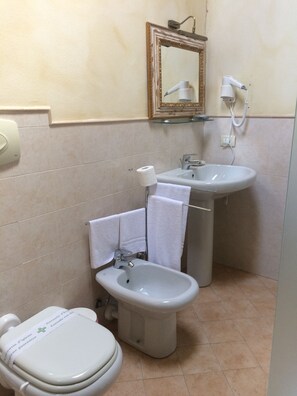 Deluxe-Doppelzimmer | Badezimmer | Dusche, kostenlose Toilettenartikel, Haartrockner, Bademäntel