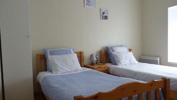 2 chambres, bureau, fer et planche à repasser, lit parapluie