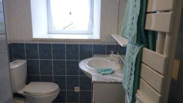 Douche, sèche-cheveux, serviettes fournies, papier toilette