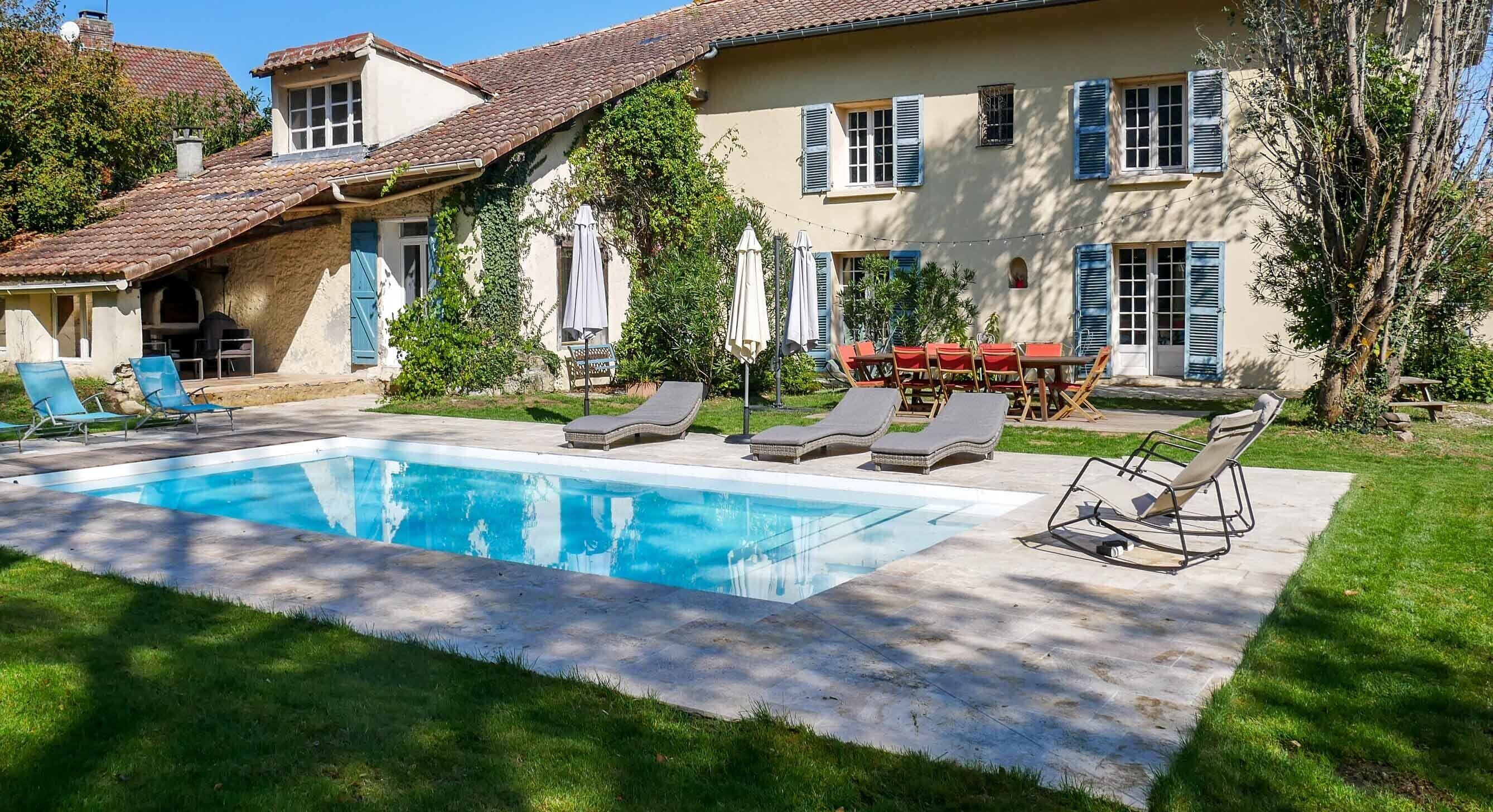 Character house - Pool - 2 hectare park - 14 people