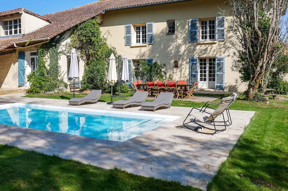 Character house - Pool - 2 hectare park - 14 people