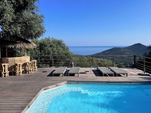 villa avec piscine, climatisée, vue mer , proche village et plage