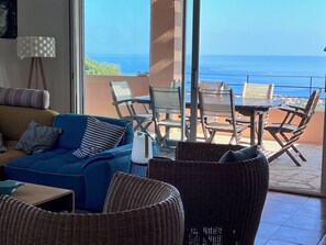 TV, stereo - Villa with pool, air conditioning, sea view, near village and beach (Monticello)